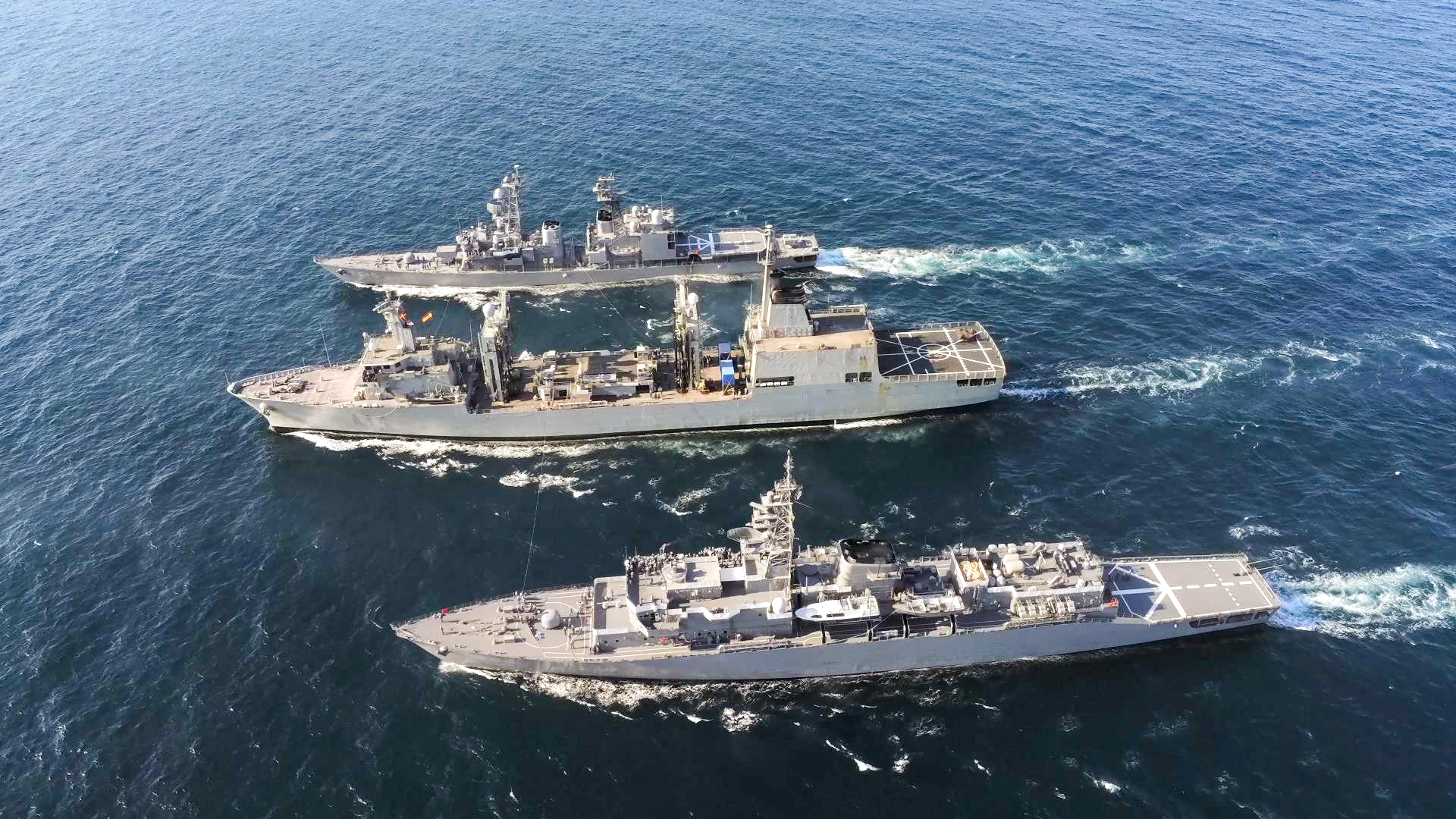 Reabastecimiento en la mar con buque japonés