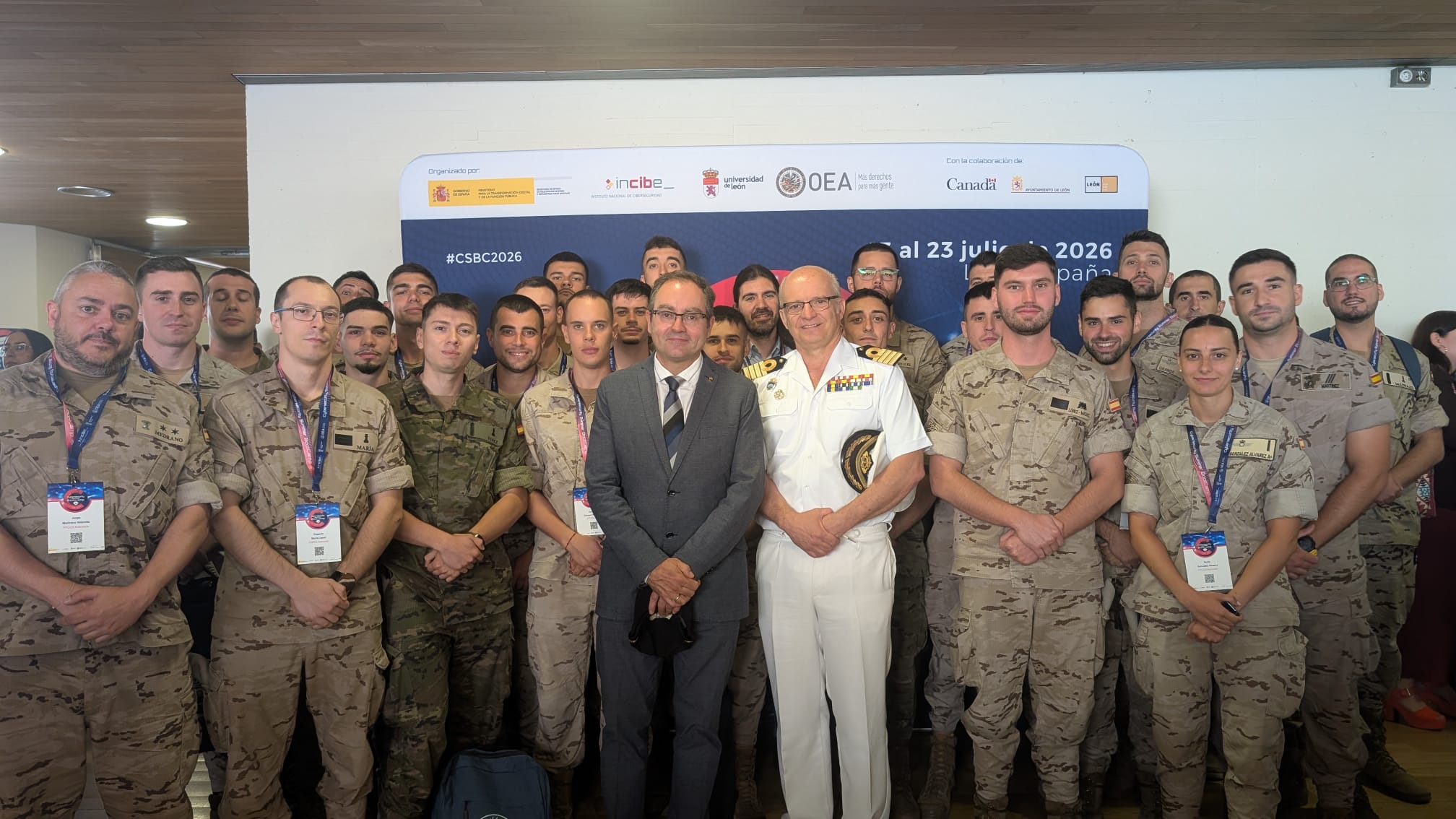 Personal del Mando junto al director general de INCIBE