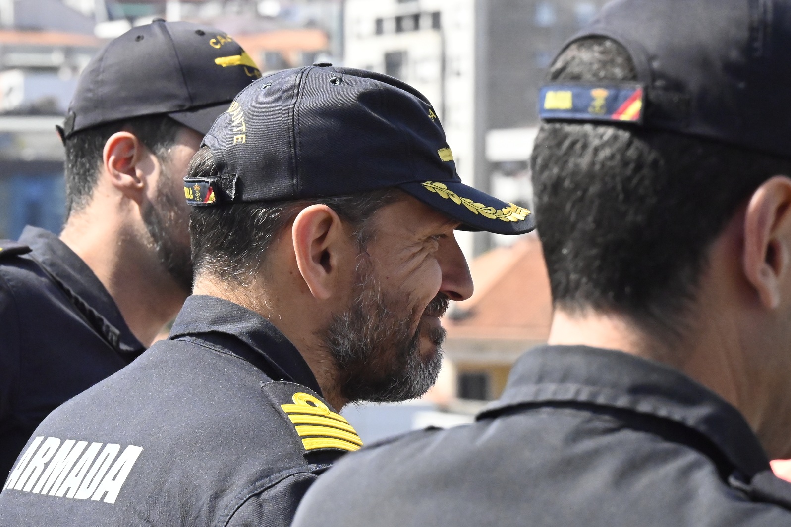 CN Comandante del  'Castilla' saliendo de Vigo