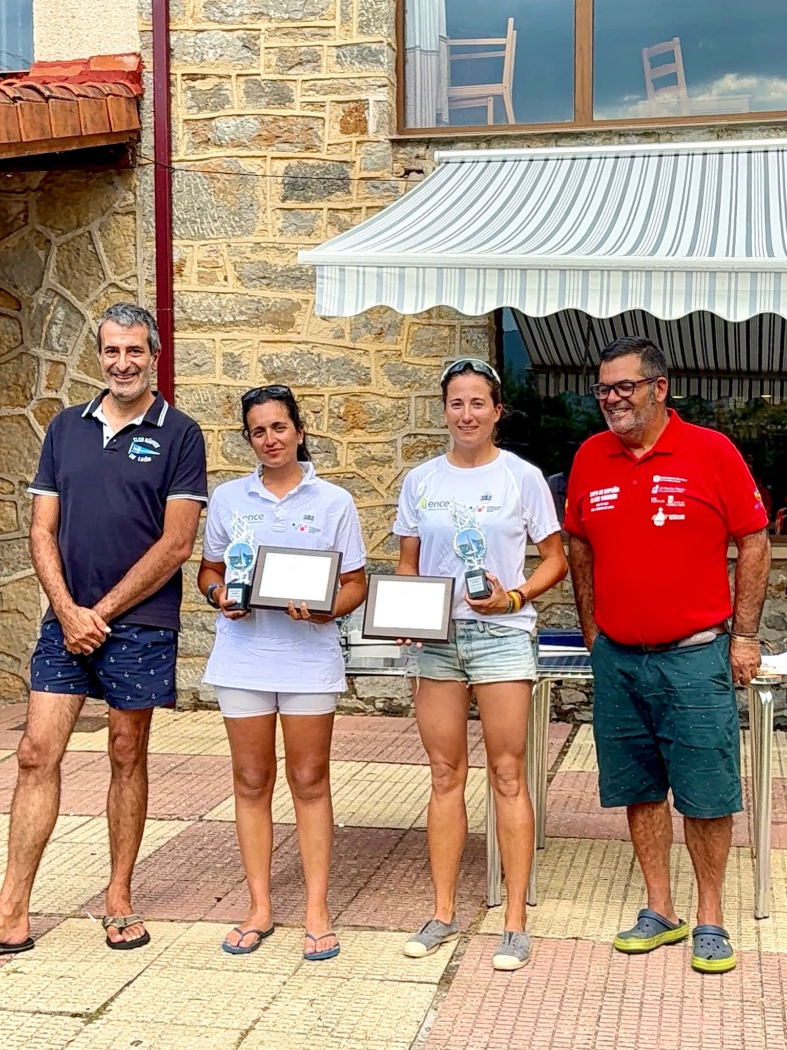 La sargento Vicens y su compañera Paula González con los trofeos