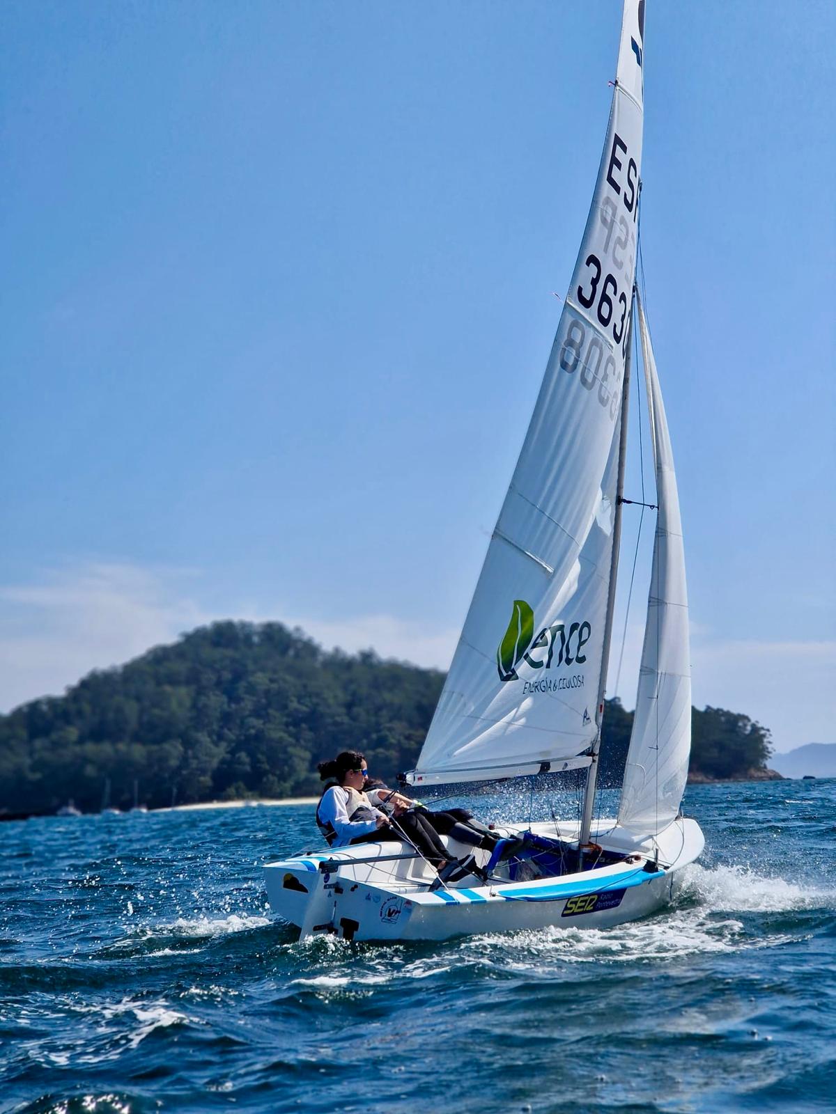 La sargento Vicens, durante una regata