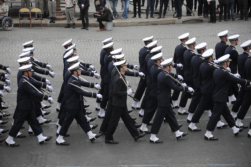Guardiamarinas españoles desfilan con la Ecole de Marine (Foto Ruben Somonte MDE)