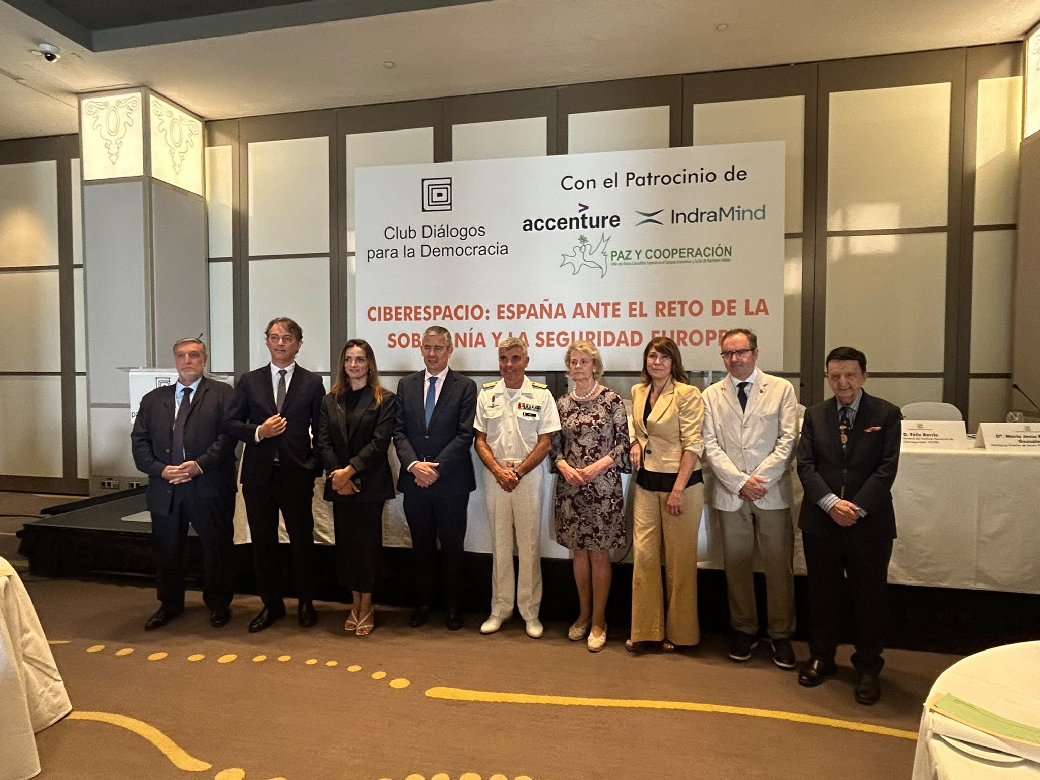 El vicealmirante Roca con el resto de intervinientes