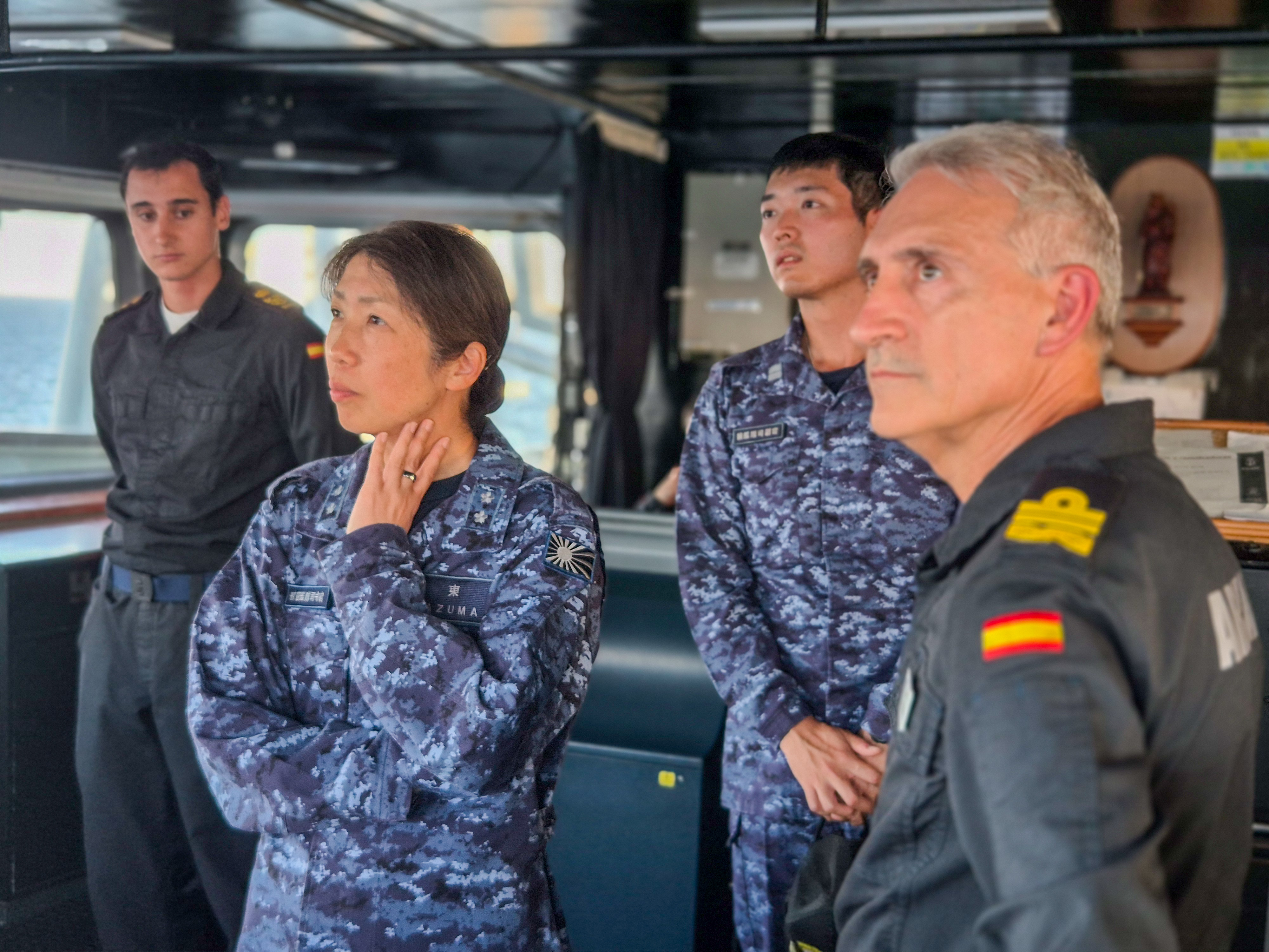 Puente de mando del Juan Carlos I durante el passex con baroc japonés