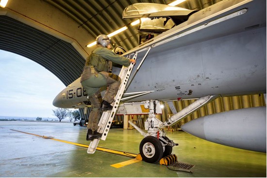 Piloto de F-18 del Ala 15 en el barracón de alarma