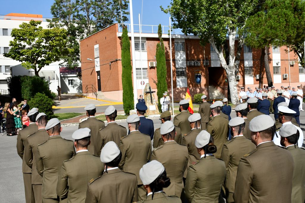 El vicealmirante Roca se dirige a los asistentes