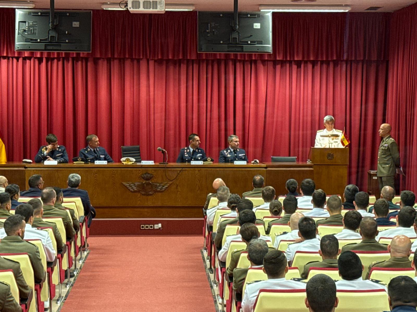 El vicealmirante Roca se dirige al alumnado
