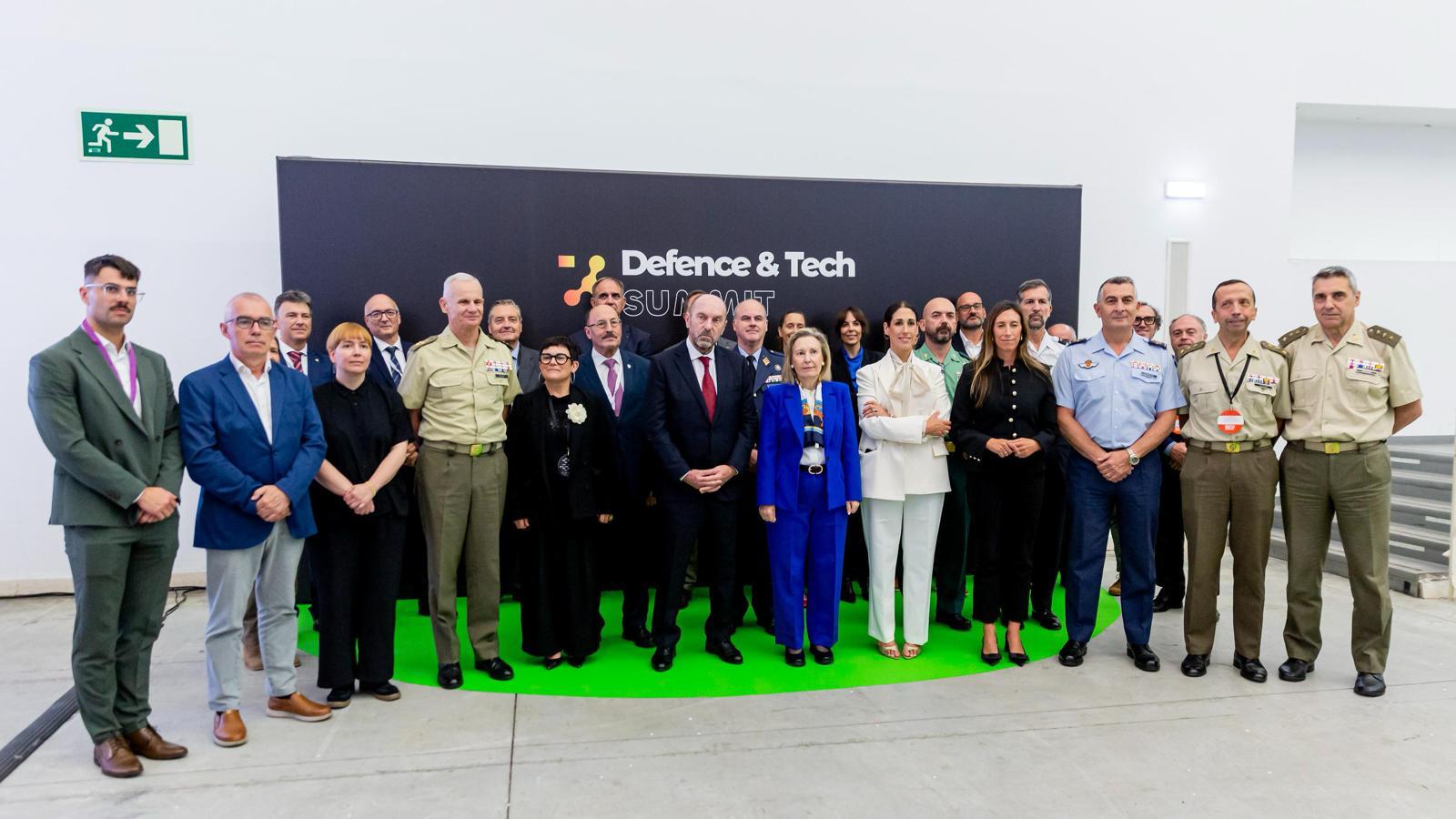 El general Juste junto a la SEDEF y otros participantes en el encuentro