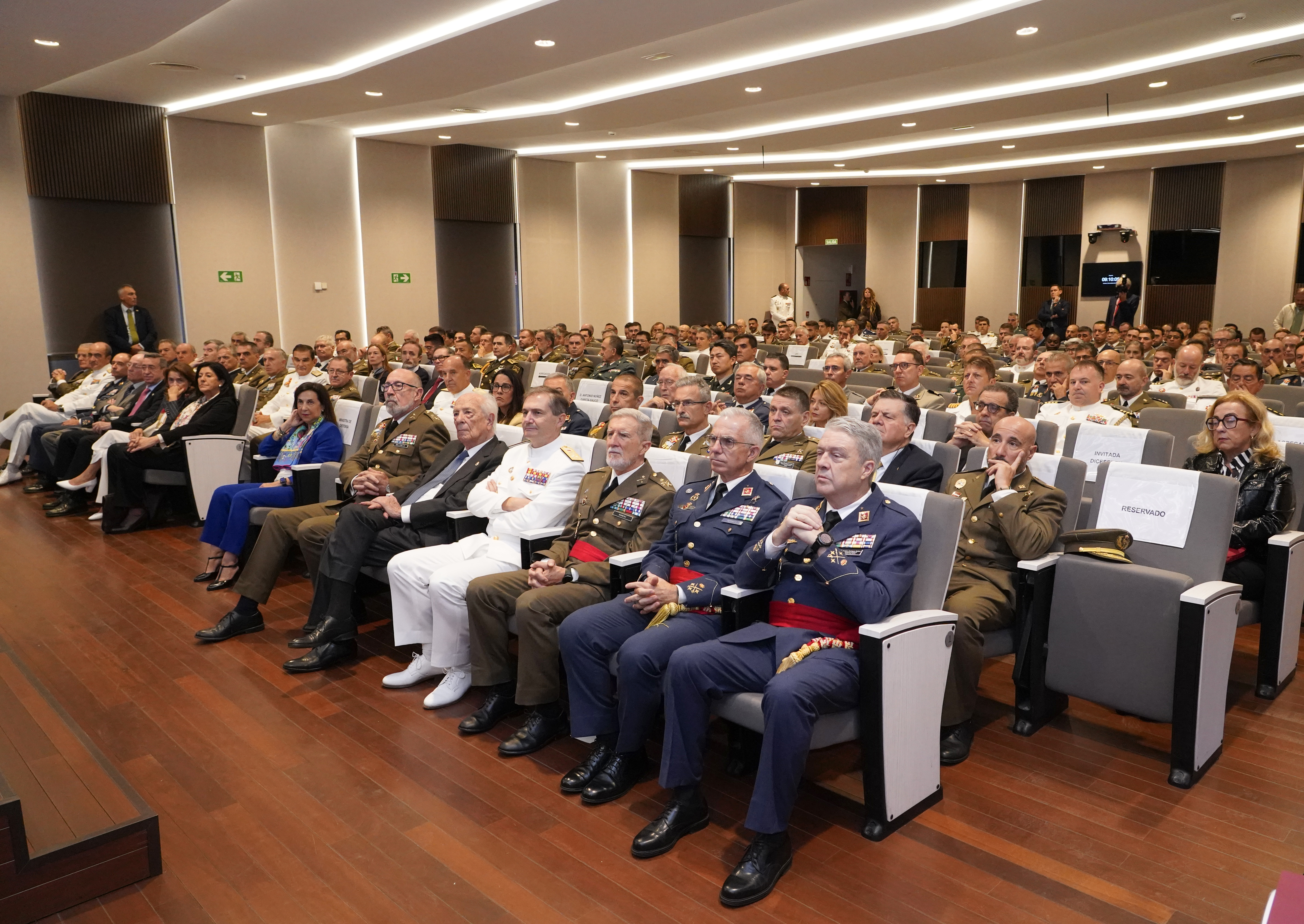 Ministra de Defensa, JEMAD y otras autoridades durante el acto inaugural