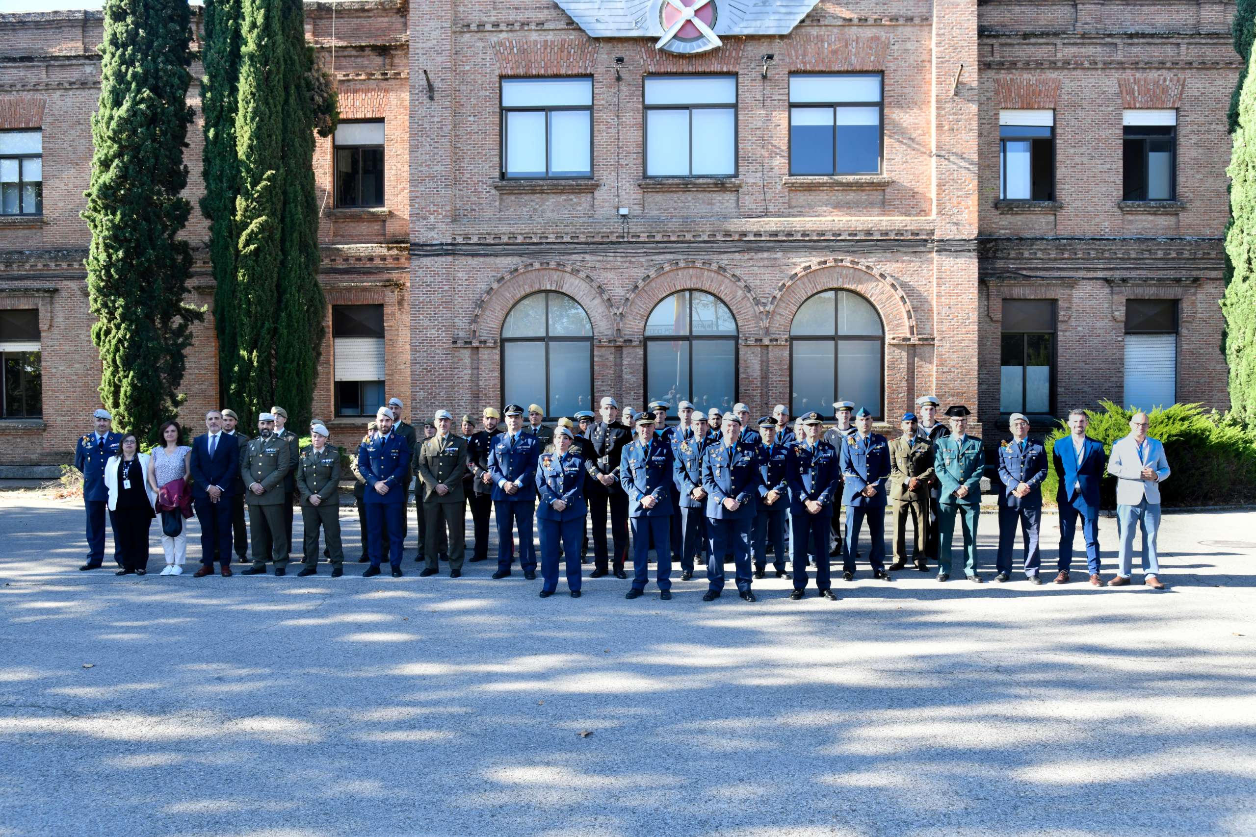 Autoridades, profesores y alumnos tras el acto de apertura