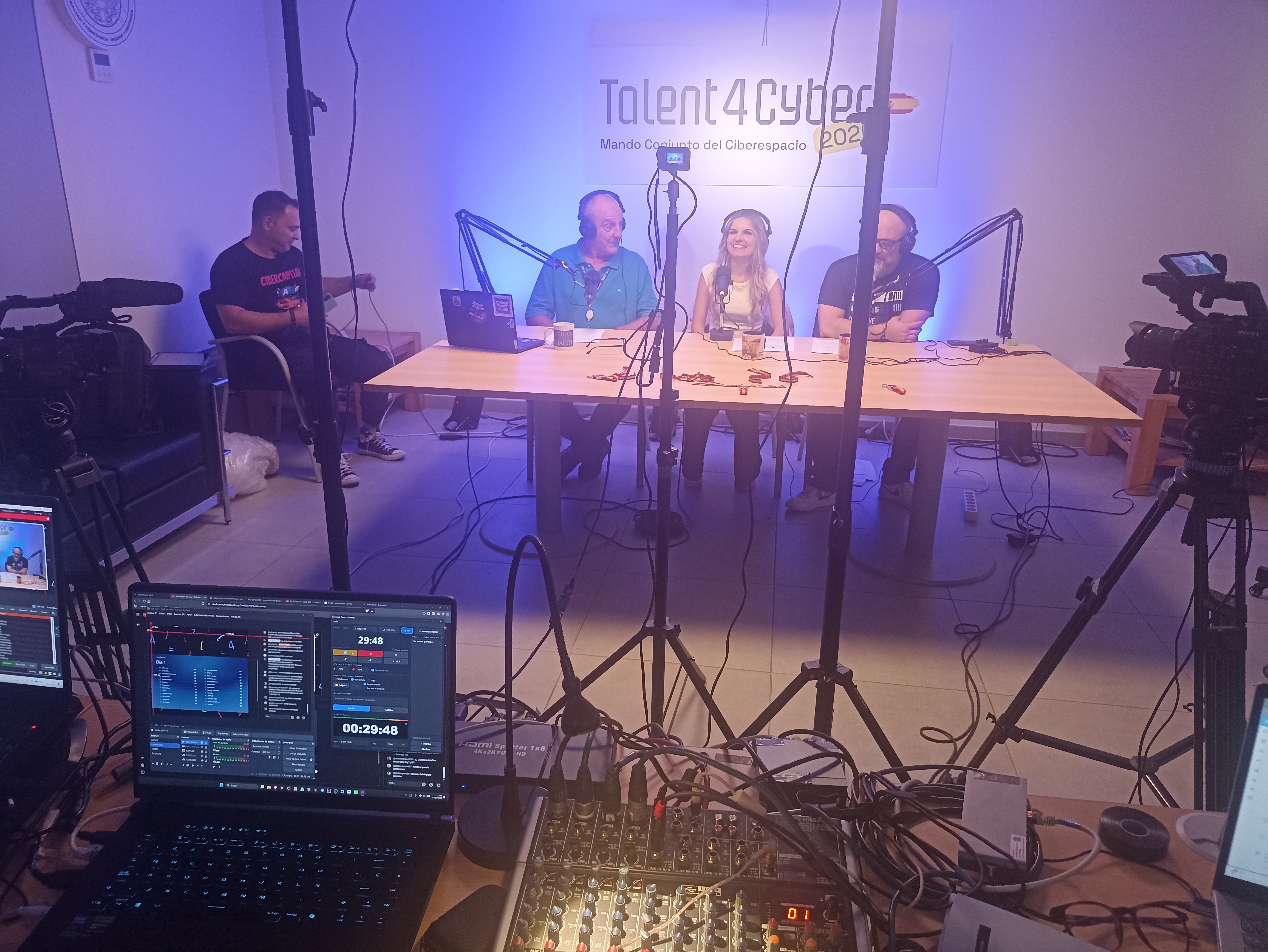 Un momento de la retransmisión del hackathon del MCCE