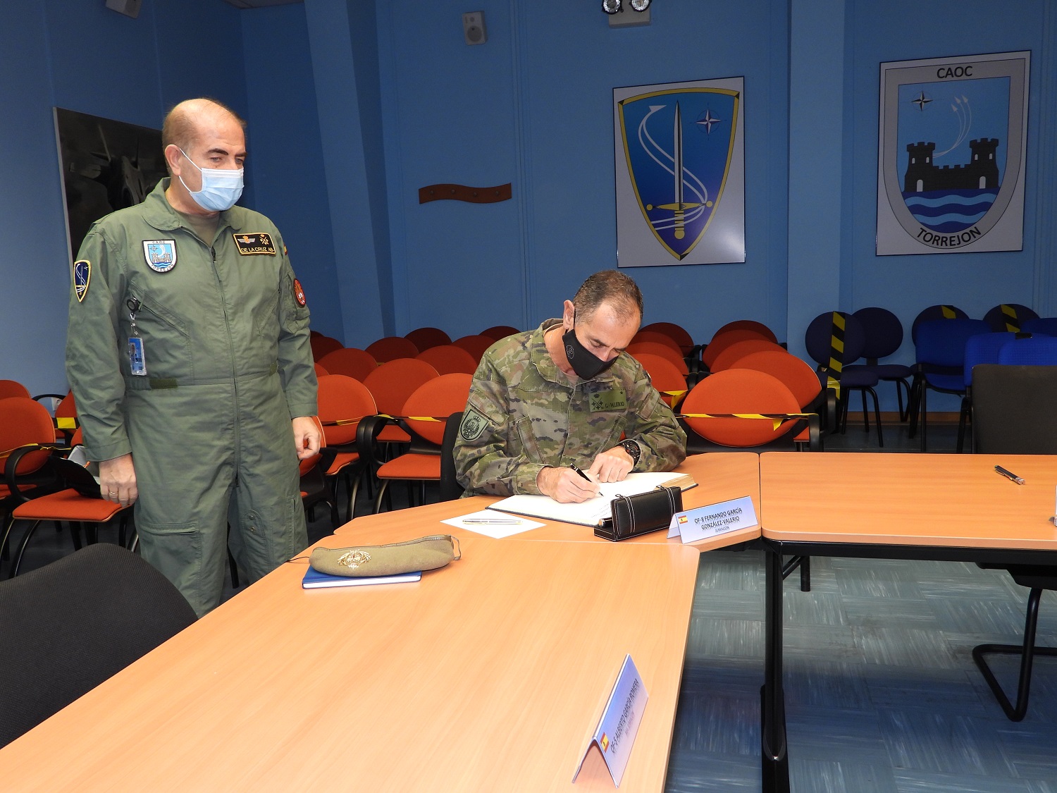 El JEMACON firma en el Libro de Honor