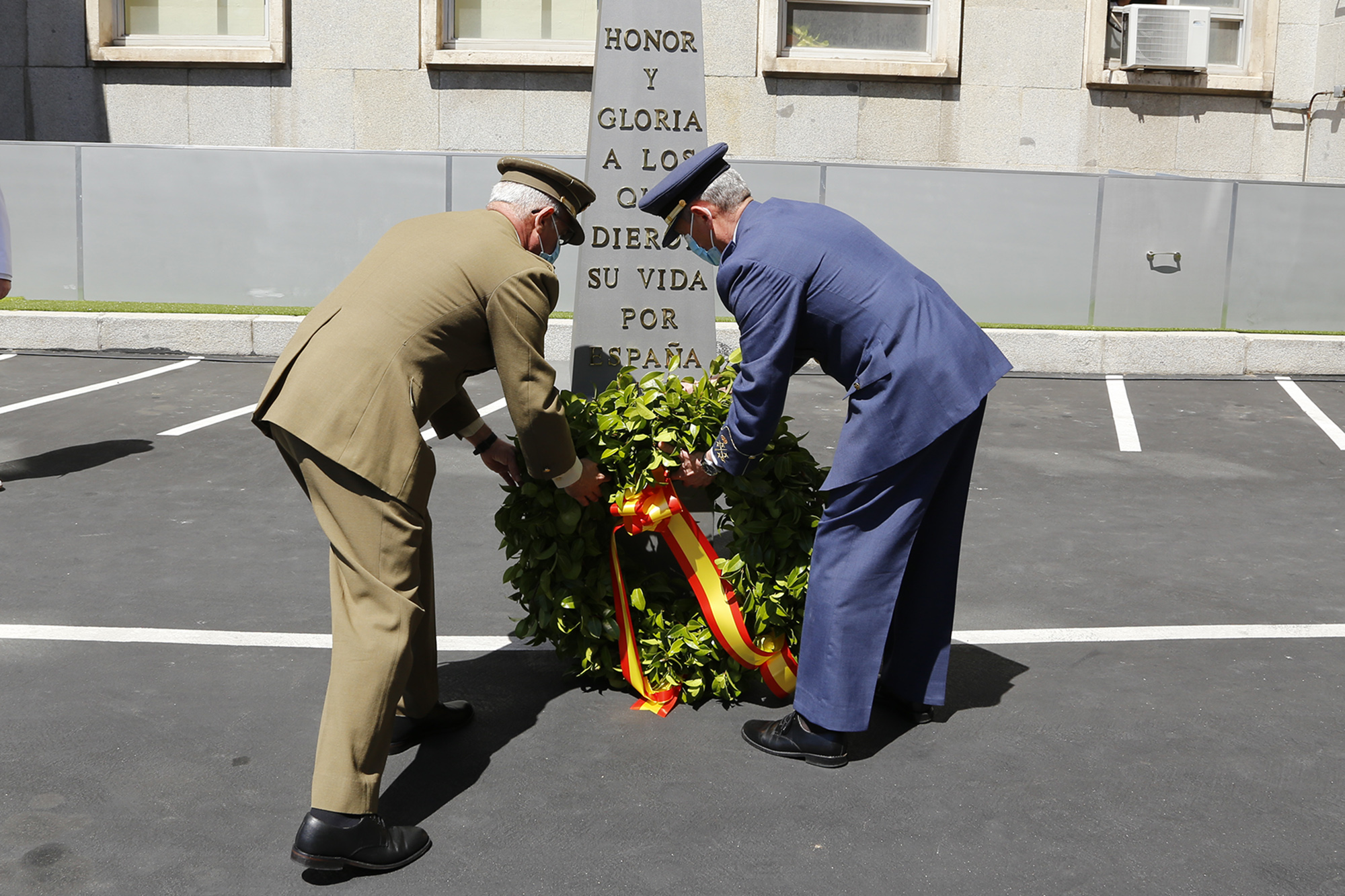 Spanish CHOD presides the ceremony to pay tribute to fallen servicemen and the victims of COVID-19