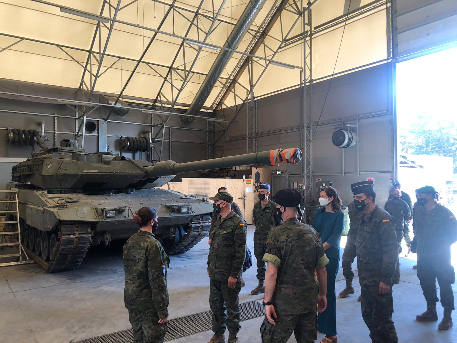 CHOD visiting Spanish eFP troops