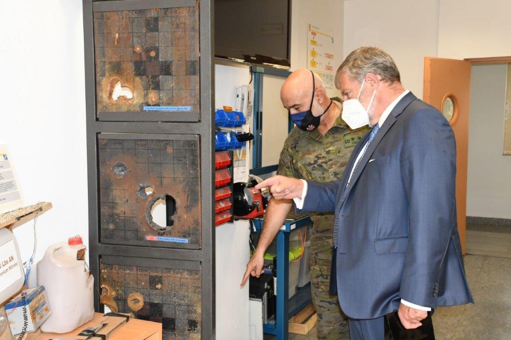 Explanation in the Centre's Laboratory of the different projects carried out in the area of research and development