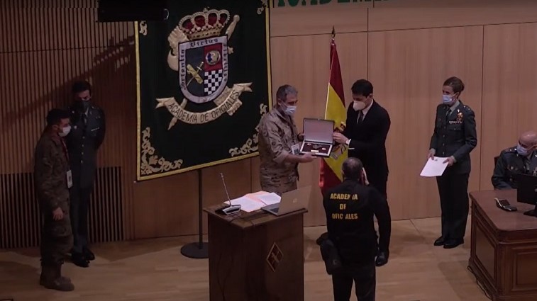 Lieutenant Colonel Chief of the Defense Group of the FOCE receiving the award from Iker Casillas