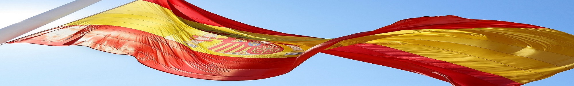 Bandera Nacional en el mástil de la Plaza de Colón