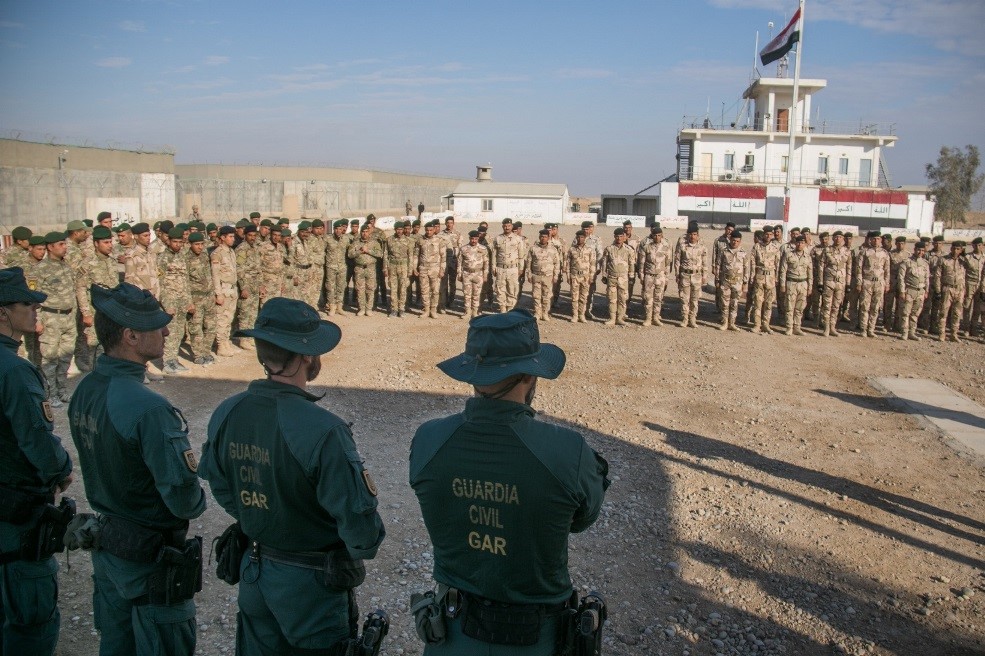 Guardias civiles españoles forman a miembros del Centro Operacional de Bagdad y de la Guardia de Fronteras iraquíes