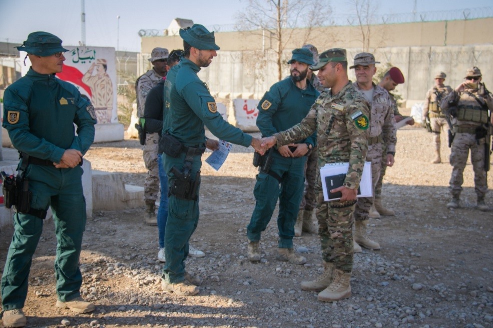 Guardias civiles españoles forman a miembros del Centro Operacional de Bagdad y de la Guardia de Fronteras iraquíes