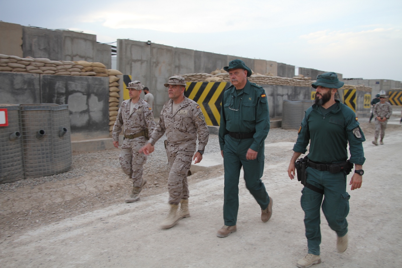 El jefe la Secretaría de Cooperación Internacional de la Guardia Civil visita a los militares destacados en Besmayah