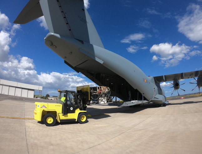 El A400M realiza por primera vez el transporte al Destacamento Grappa