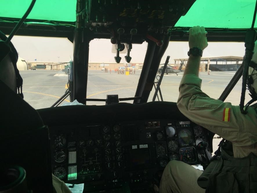 Un helicóptero de la 5ª Escuadrilla del “Juan Carlos I” toma en la base militar de Udari