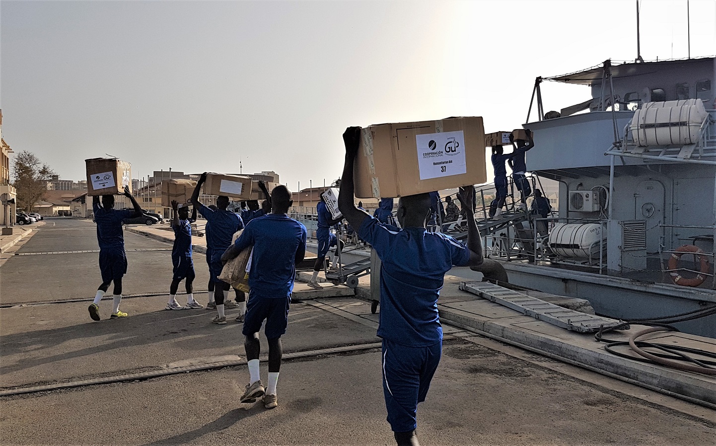 La dotación del “Infanta Elena” entrega material para la puesta en marcha de un colegio en Senegal