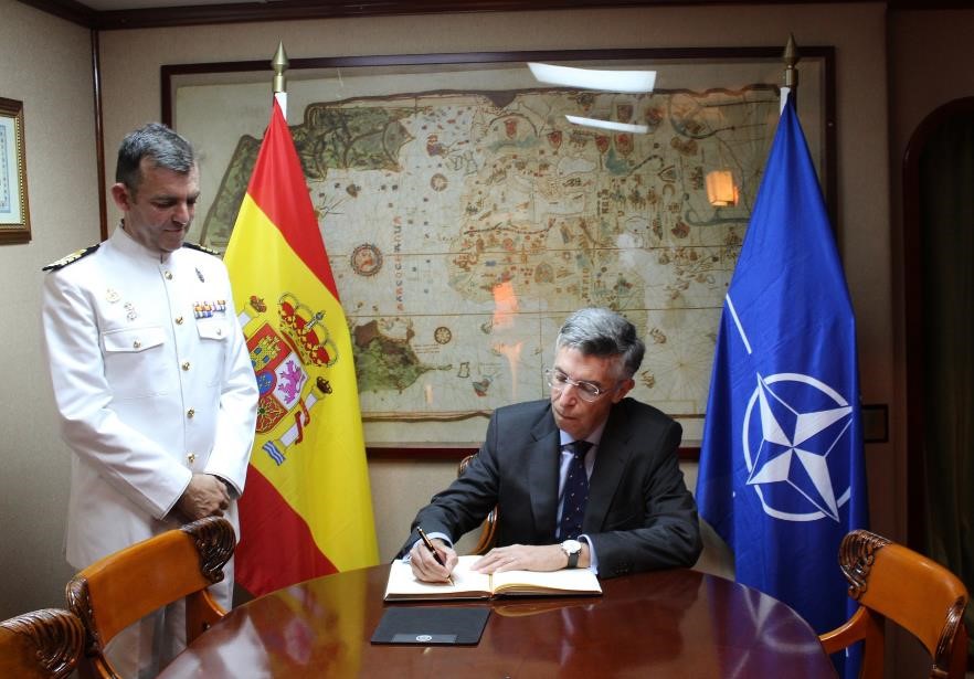 El embajador de España en Israel visita la fragata “Victoria”