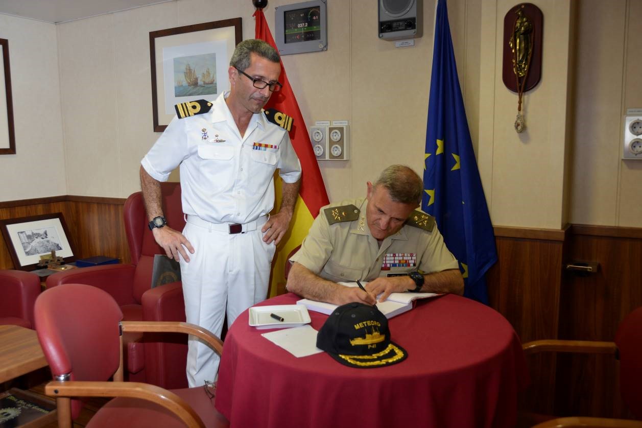 El Comandante del Mando de Operaciones visita el Buque de Acción Marítima “Meteoro”