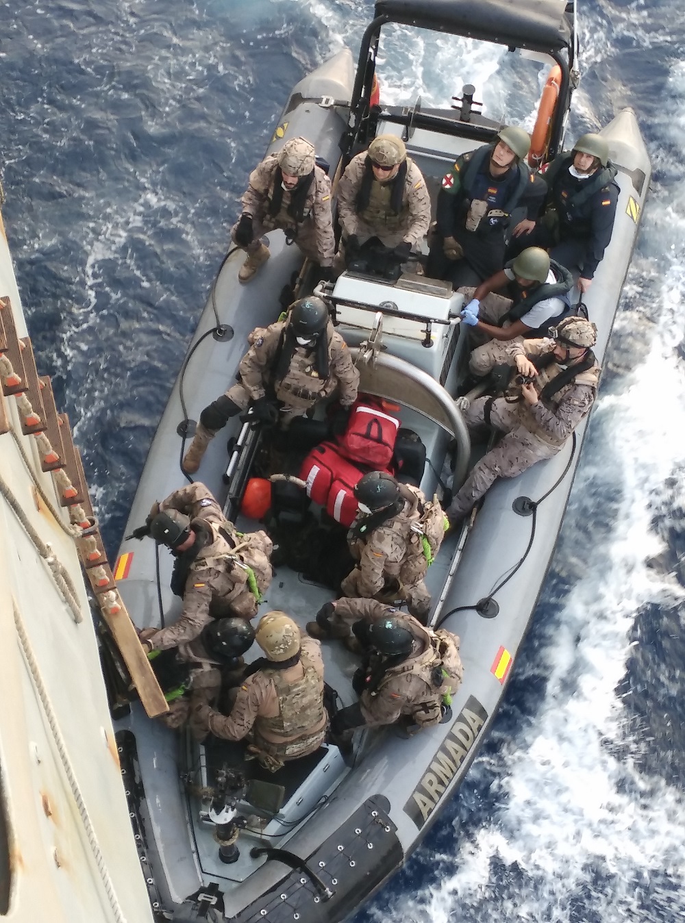 El buque “Meteoro” desplegado en la operación Atalanta da asistencia médica a un barco somalí