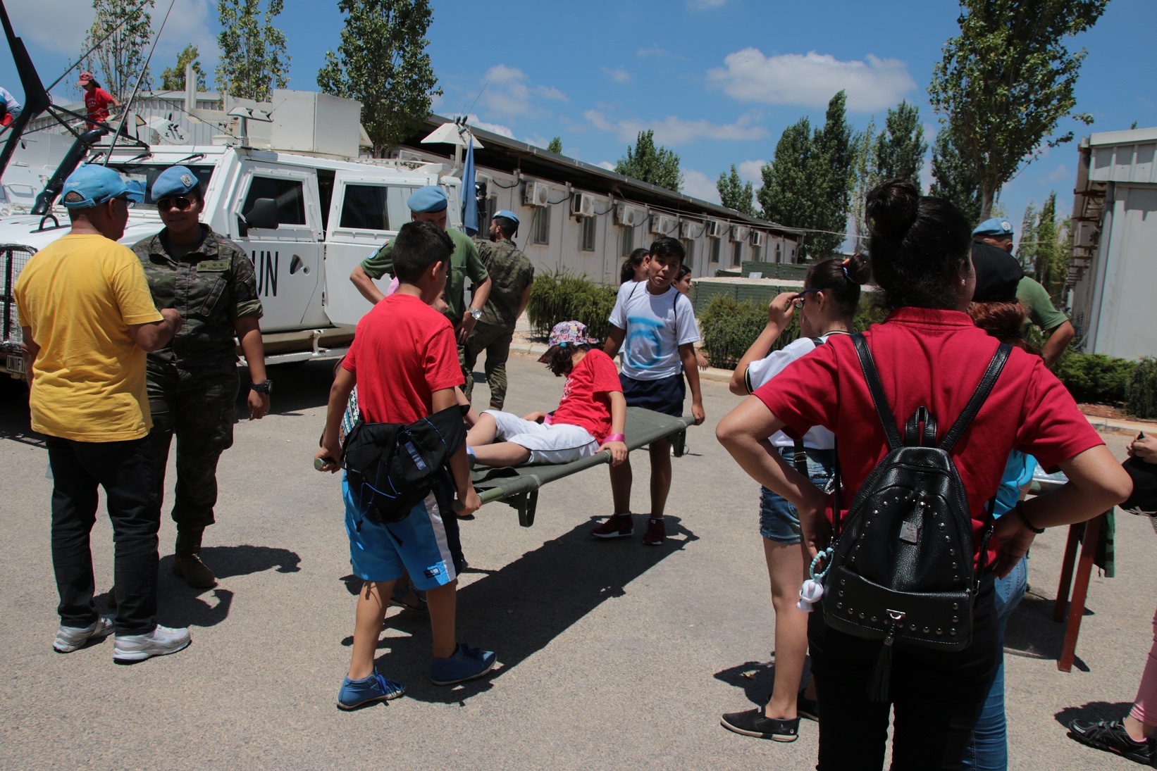 Los niños de un campamento de verano de Cáritas comparten unas horas con la Brigada del Líbano