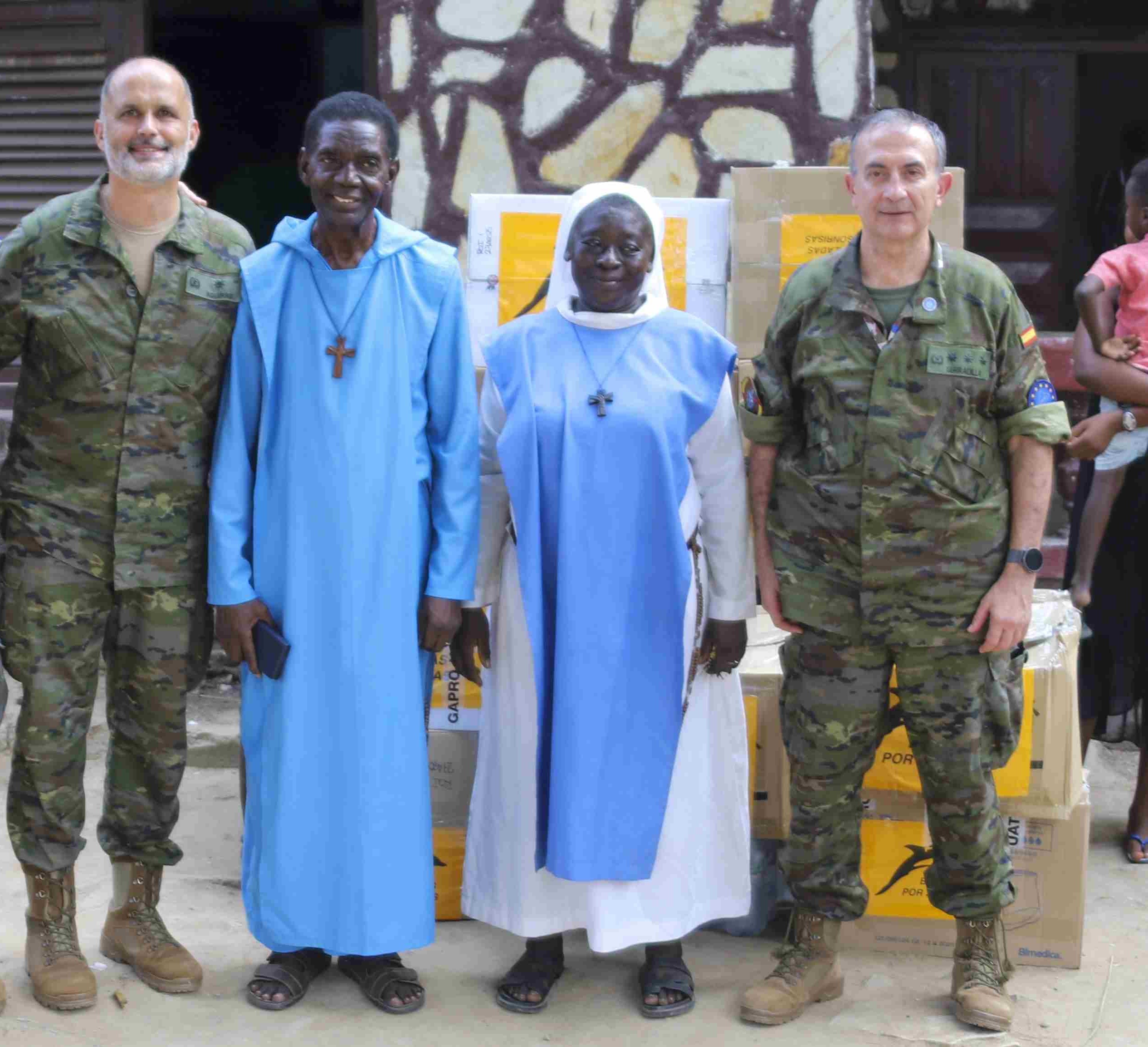 Personal del contingente español y los religiosos del orfanato