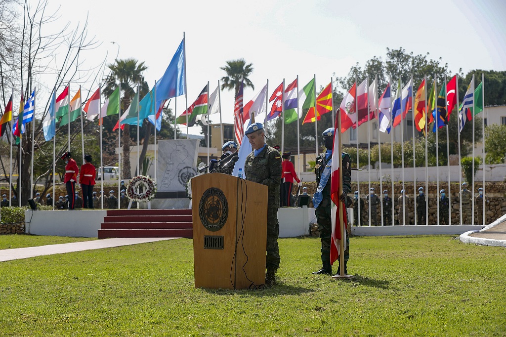 Major General Lázaro Sáenz during the TOA ceremony at UNIFIL HQ