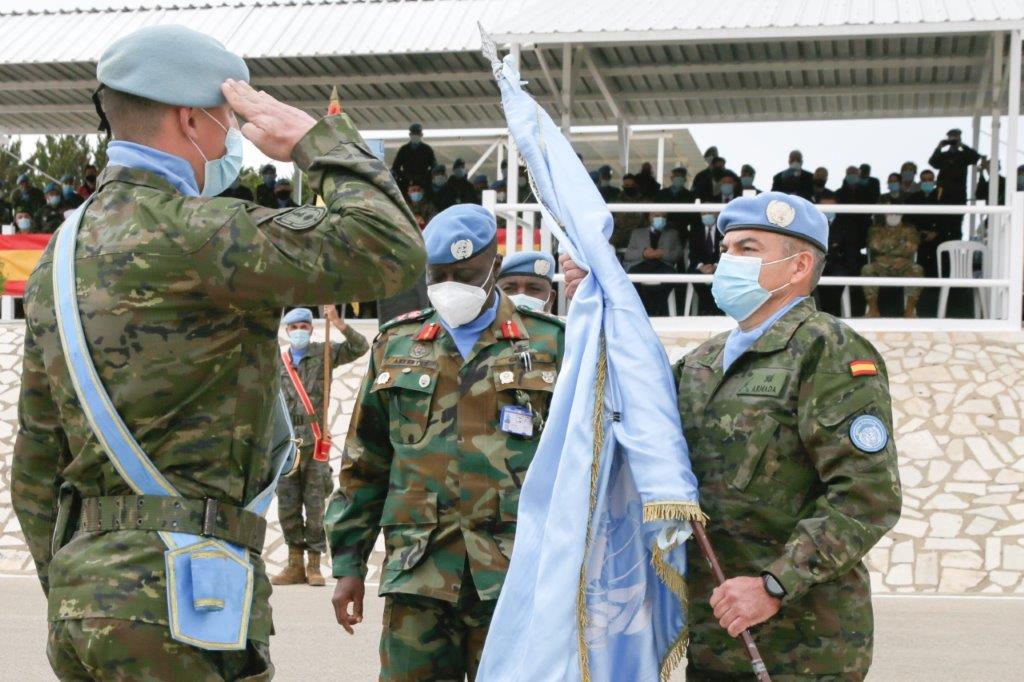 Head of BRILIB XXXVI receiving the UN Flag