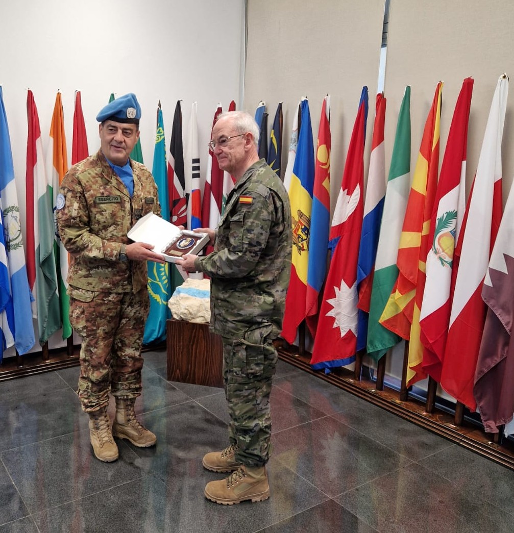 Admiral López Calderón with General Abagnara, Head of UNIFIL