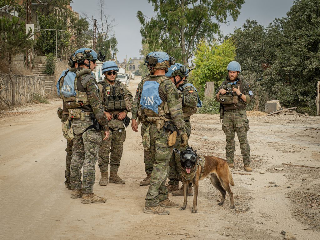 Equipo EOD asegurando el área de intervención