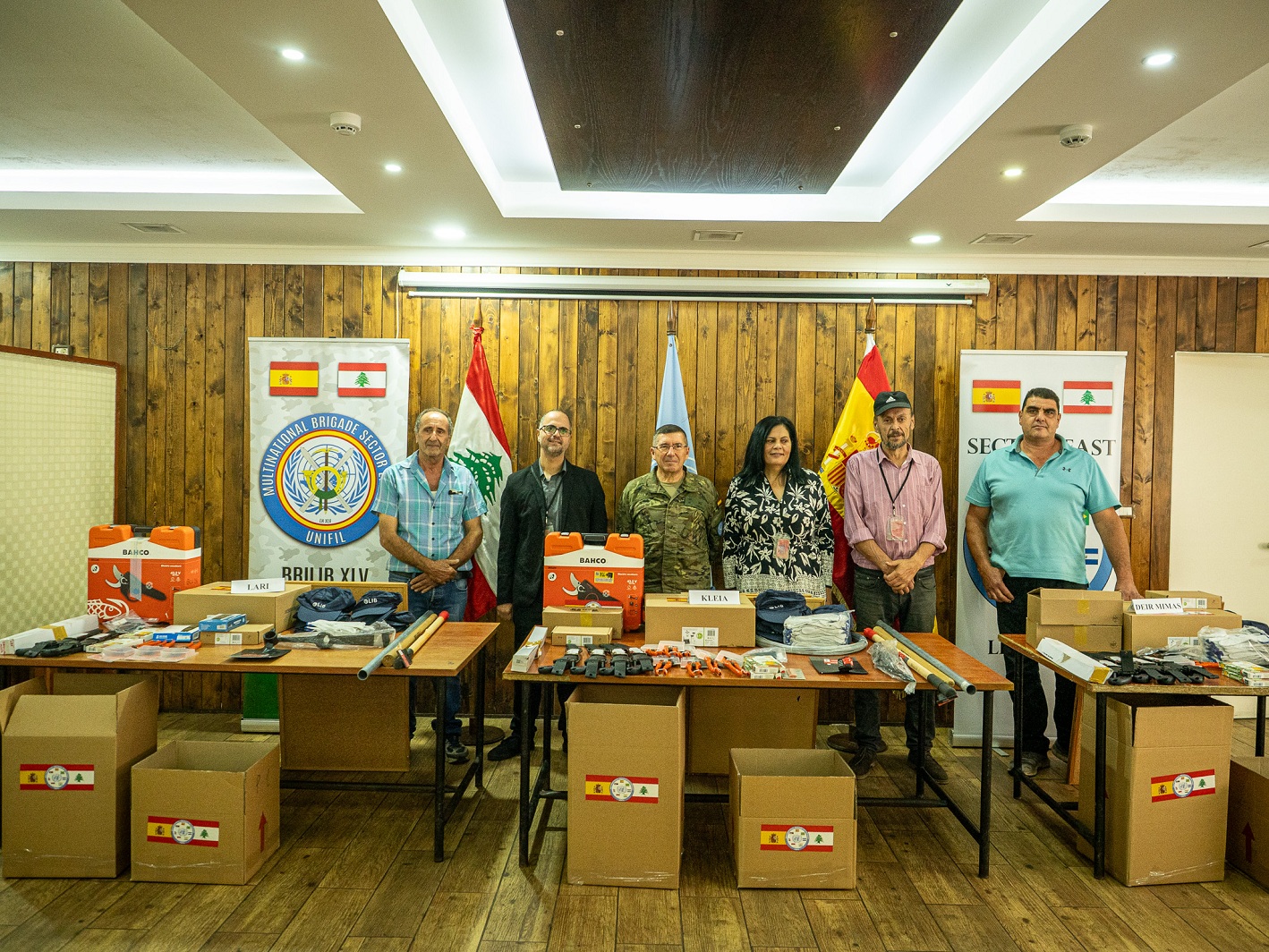 Material donado junto a los representantes locales