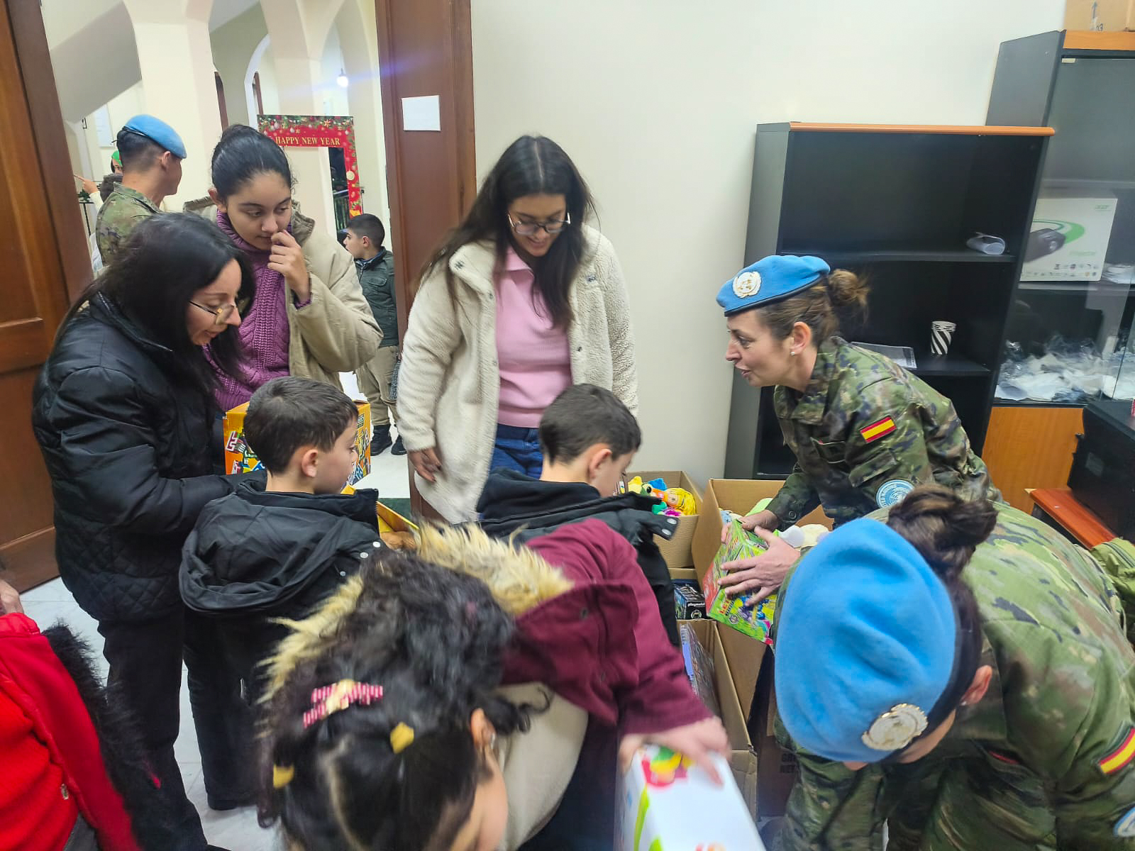 Spanish blue helmets deliver the donation