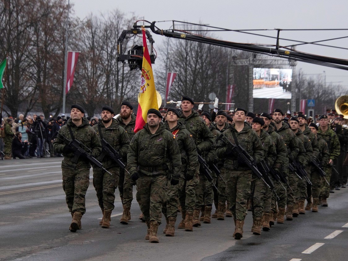 Spanish soldiers in eFP parade along Riga streets