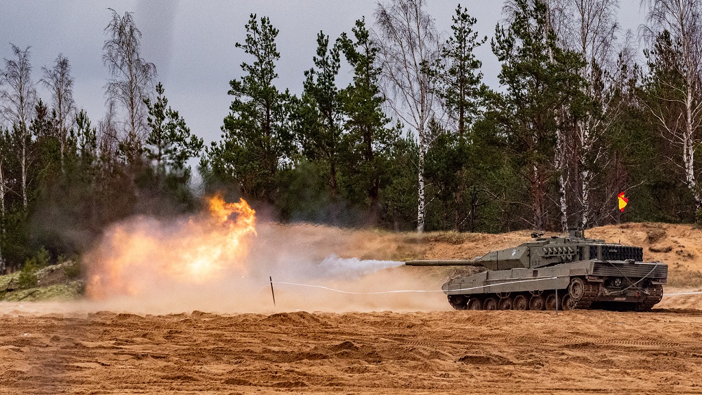Leopard 2E Battle Tank (CC) firing