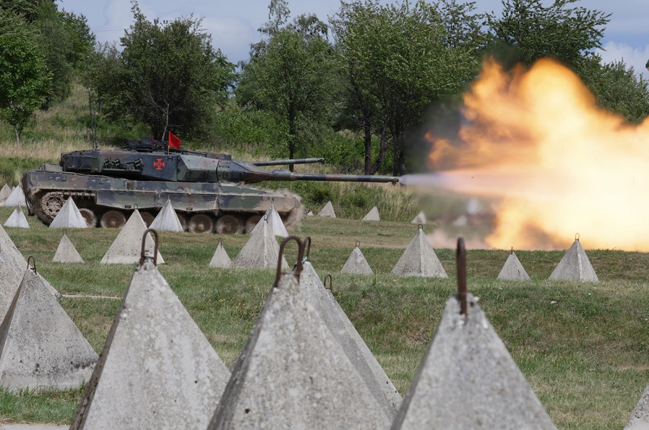 Leopard 2A-6 Portuguese battle tank opening fire