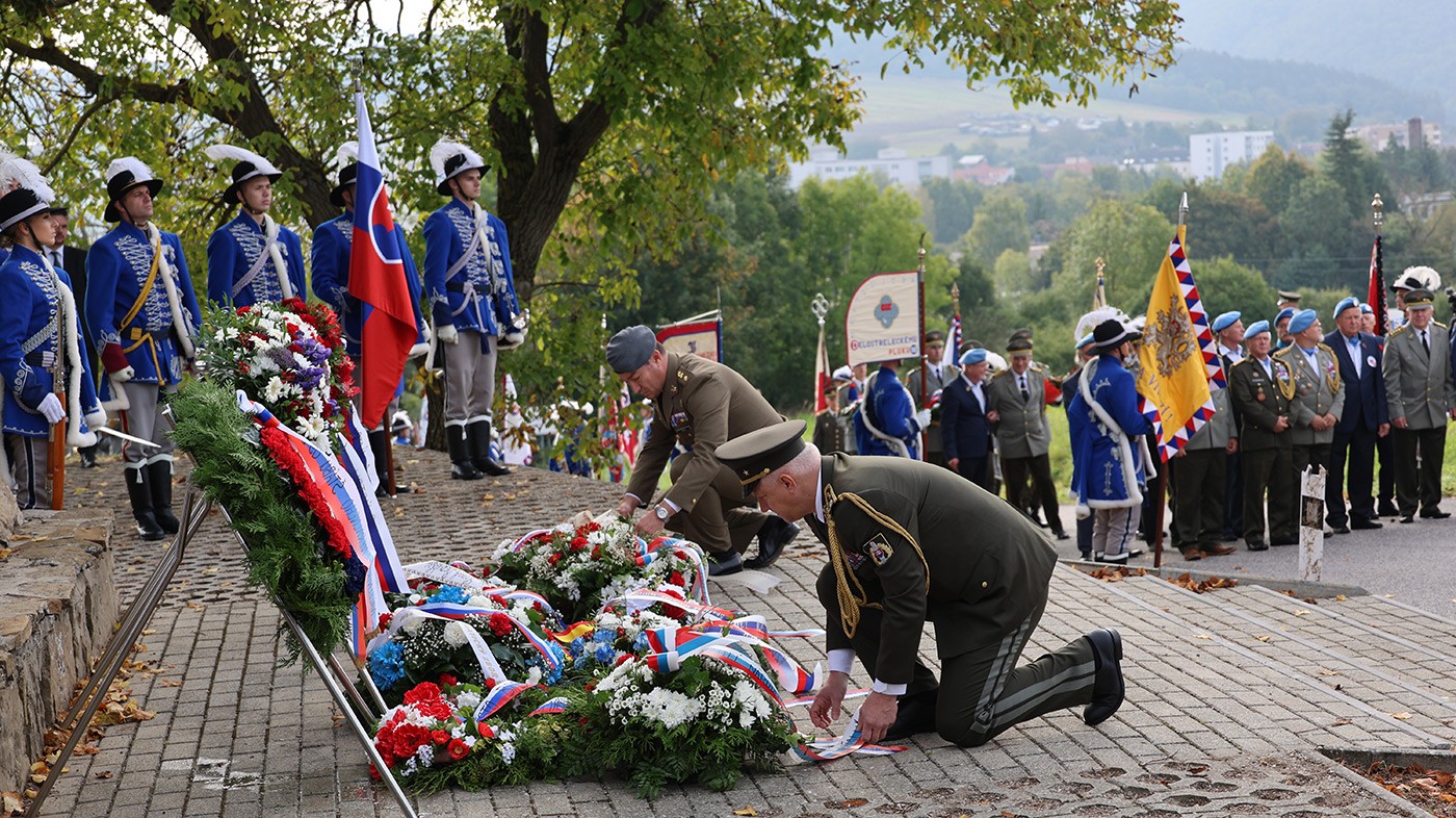 Colonel Espiga laying a wreath during the floral tribute