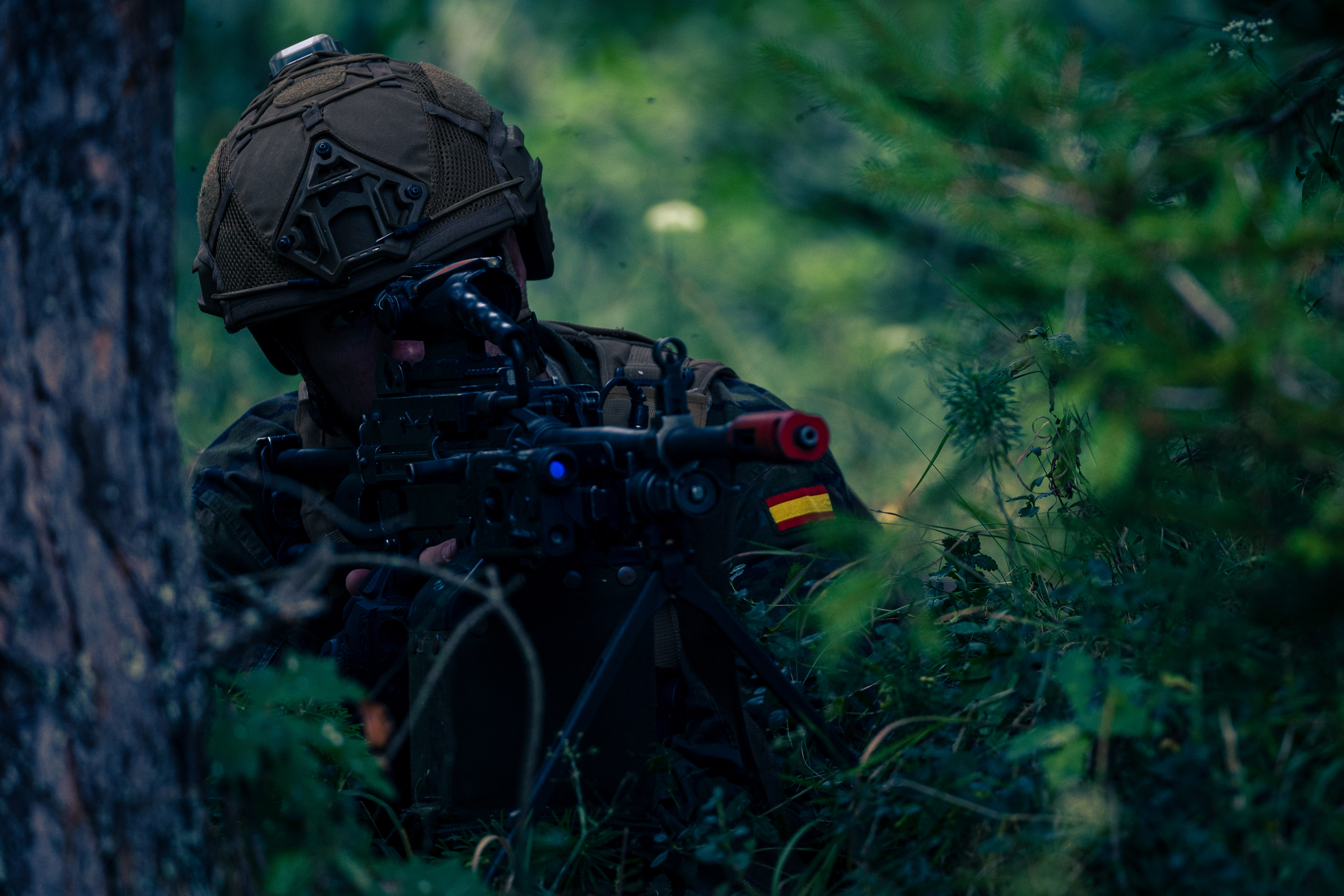 FN Herstal MINIMI medium machine gun shooter