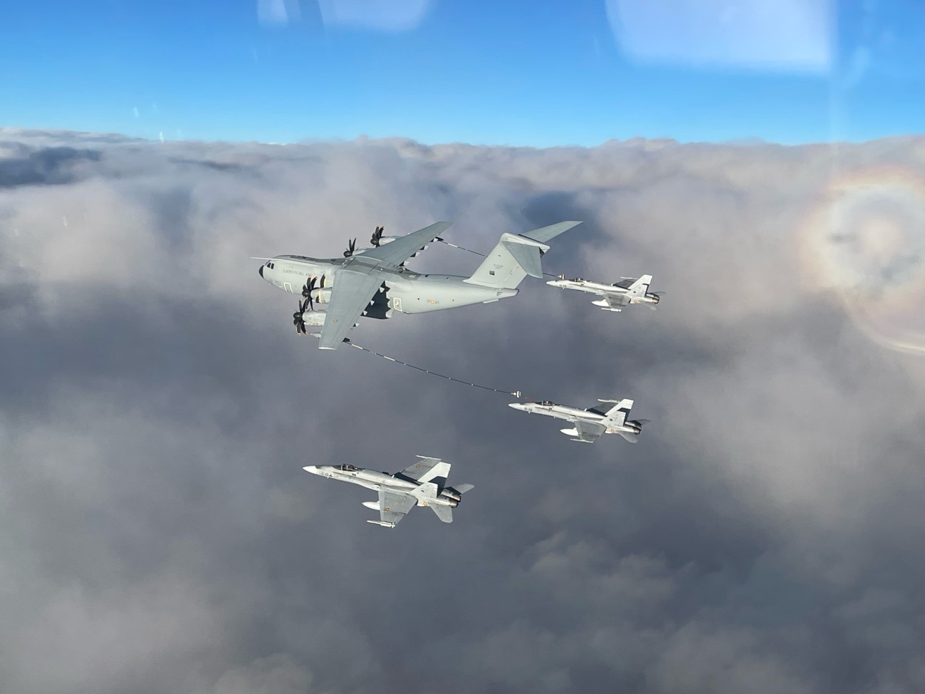F18M refuelling an A400M from the 'Ala 31'