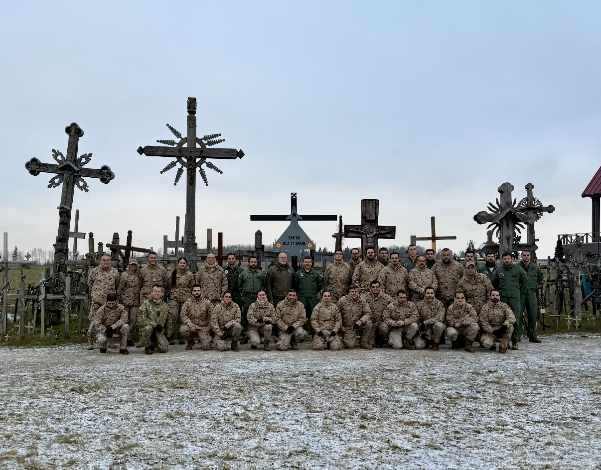 DAT Vilkas crew with the detachment's cross