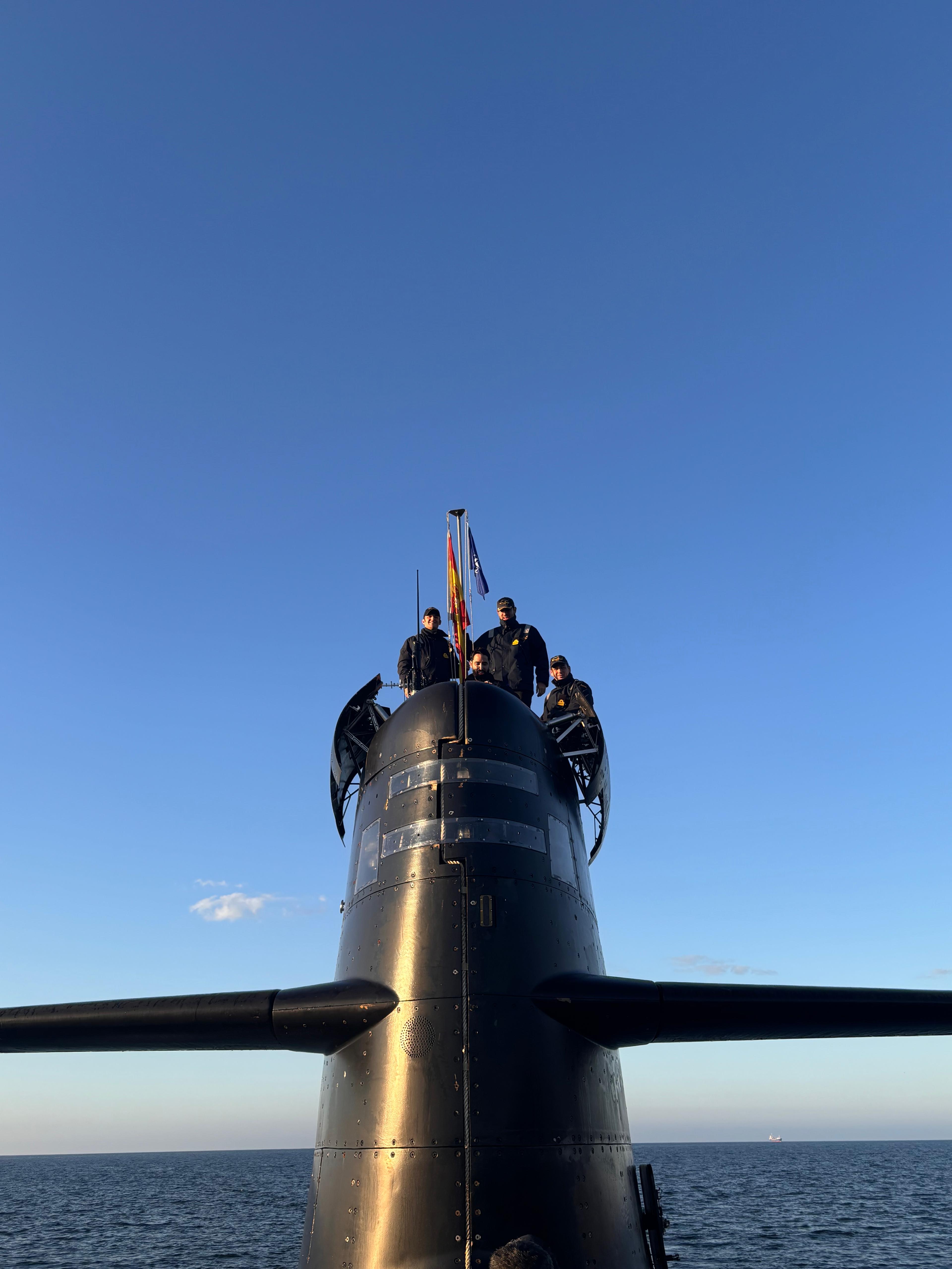Foto del comandante y sus oficiales en la vela del submarino