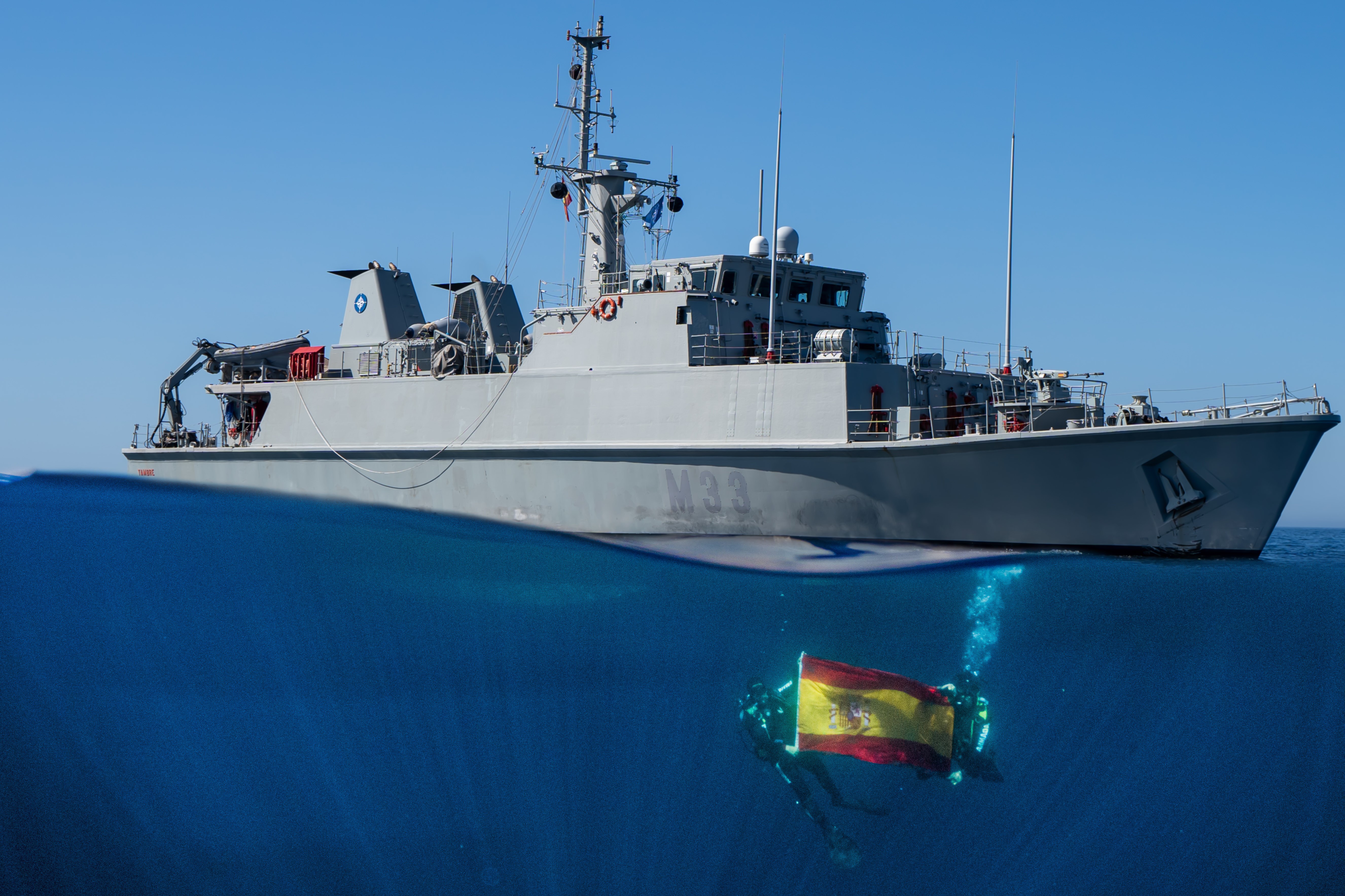 Divers from the Tambre minehunter