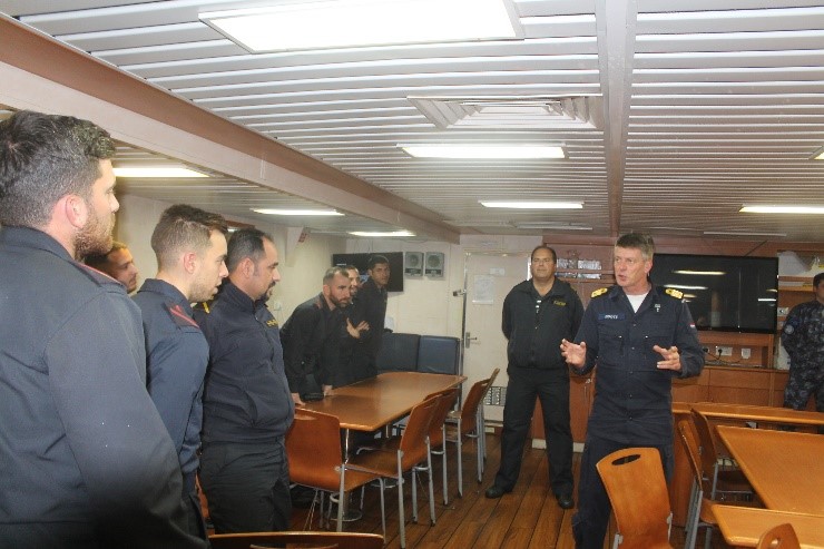 La fragata ‘Santa María’ recibe la visita del comandante de la SNMG-2