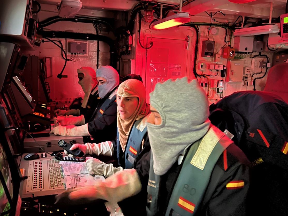 Sonar personnel of the minehunter ‘Segura’ in the process of detecting mines.