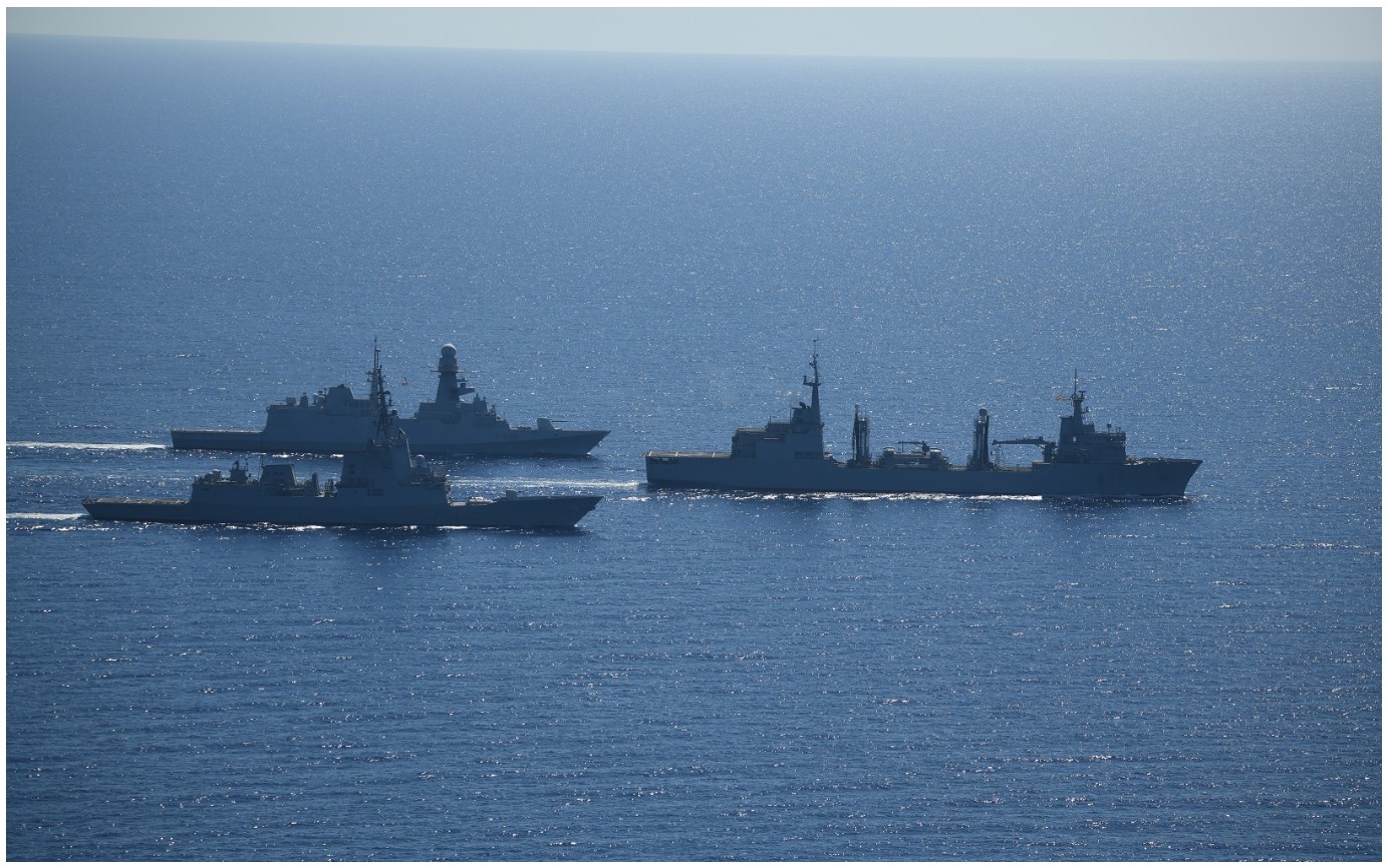 The frigate ‘Cristóbal Colón’ makes bunkering at sea with the BAC ‘Cantabria’.